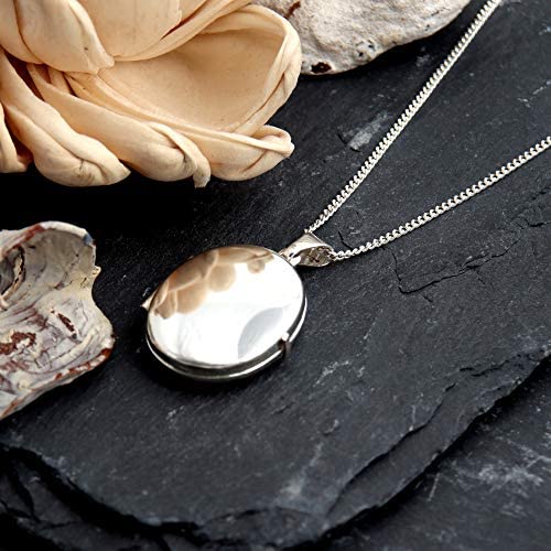 Plain Sterling Silver Oval Locket Pendant Necklace with 18" Chain & Jewellery Gift Box. Locket measures 30mm x 18mm.