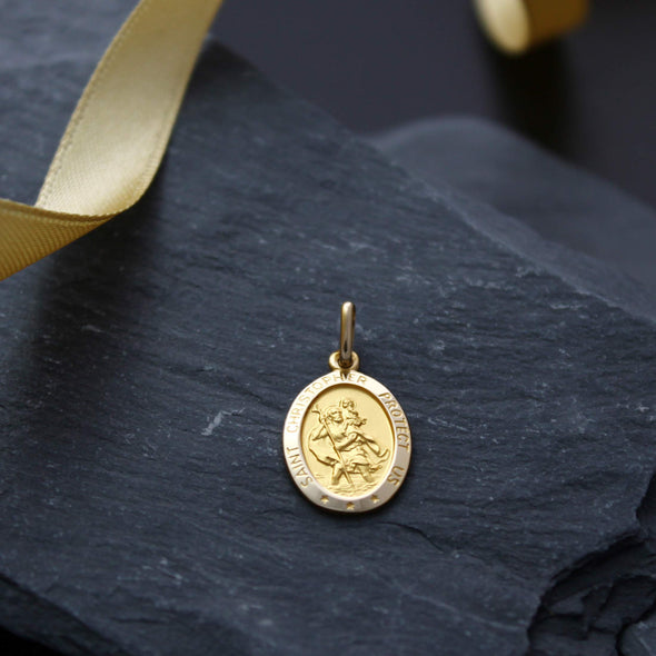 Alexander Castle 9ct Gold St Christopher Pendant Medal - 1.6g with Jewellery presentation box - 'SAINT CHRISTOPHER PROTECT US' is embossed around the pendant
